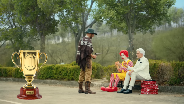 [AP신문 2023 광고평론 어워드/ 창의성 부문 1위] 맥도날드와 KFC 마스코트에게 총을 겨둔 카우보이. 사진 피자헛 유튜브 캡처 (현재 영상에서는 맥도날드와 KFC마스코트가 모자이크 처리돼 있음) ⓒAP신문