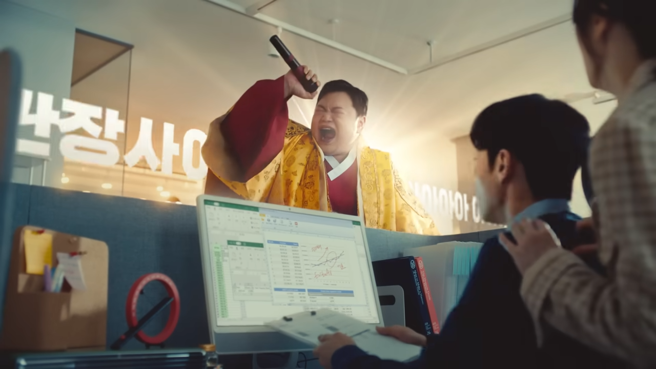 [AP신문 광고평론 No.971]  사무실에 등장한 고규필. 사진 AP뉴스 유튜브 캡처 ⓒAP신문(AP뉴스)