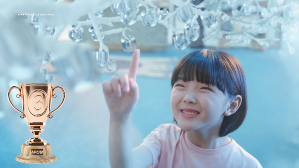 [AP신문 2023 광고평론 어워드/ 렌탈부문 3위 청호나이스] 얼음 나무를 보며 웃는 아이의 모습. 사진 청호나이스 유튜브 캡처 ⓒAP신문(AP뉴스)