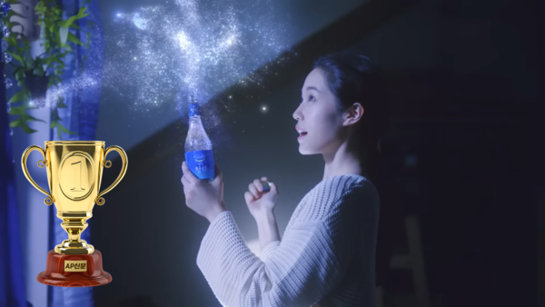 [AP신문 2023 광고평론 어워드/ 주류부문 1위 롯데칠성음료 별빛청하]  병에서 별빛이 새어 나오는 듯한 효과를 연출했다. 사진 롯데칠성주류 유튜브 캡처ⓒAP신문(AP뉴스)