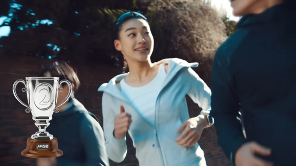 [AP신문 2023 광고평론 어워드/ 카드 부문 2위] 도심 속에서 러닝을 즐기는 젊은 남녀. 사진 현대카드 유튜브 캡처 ⓒAP신문