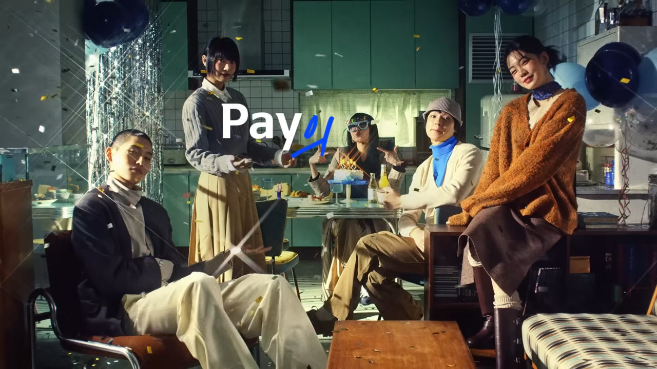 [AP신문 광고평론 No.974] 모델들이 모여 파티를 하는 모습. 사진 신한카드 유튜브 캡처 ⓒAP신문(AP뉴스)