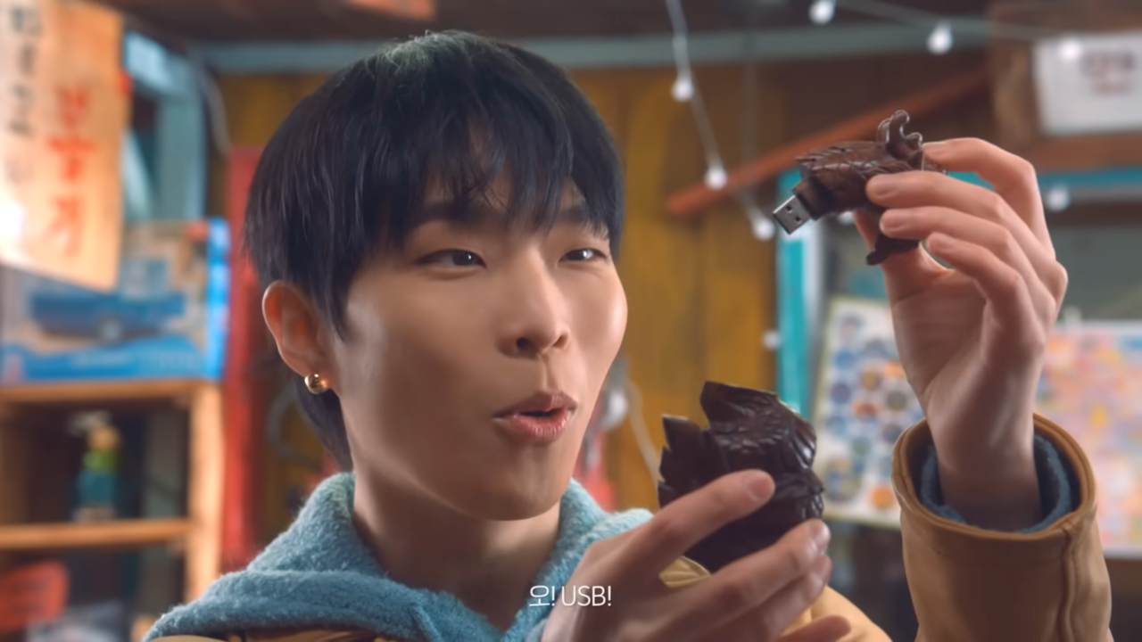 [AP신문 광고평론 No.977]  이수현이 용 모양 USB를 사려는 이찬혁을 말리는 스토리. 사진 쏘카 유튜브 캡처 ⓒAP신문(AP뉴스)