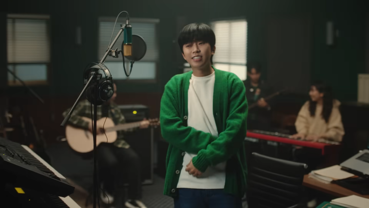 [AP신문 광고평론 No.995]  곡 녹음을 하는 임영웅. 사진 하나은행 유튜브 캡처 ⓒAP신문(AP뉴스)