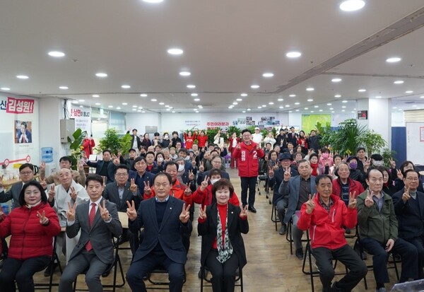 ©AP신문(AP뉴스)/ 이미지 제공 = 김성원 의원실 ▲국민의힘 김성원 의원(동두천시·양주시·연천군을 후보)은 16일 동두천 영스포츠타운 3층에 위치한 선거사무소에서 개소식을 성황리에 마쳤다.