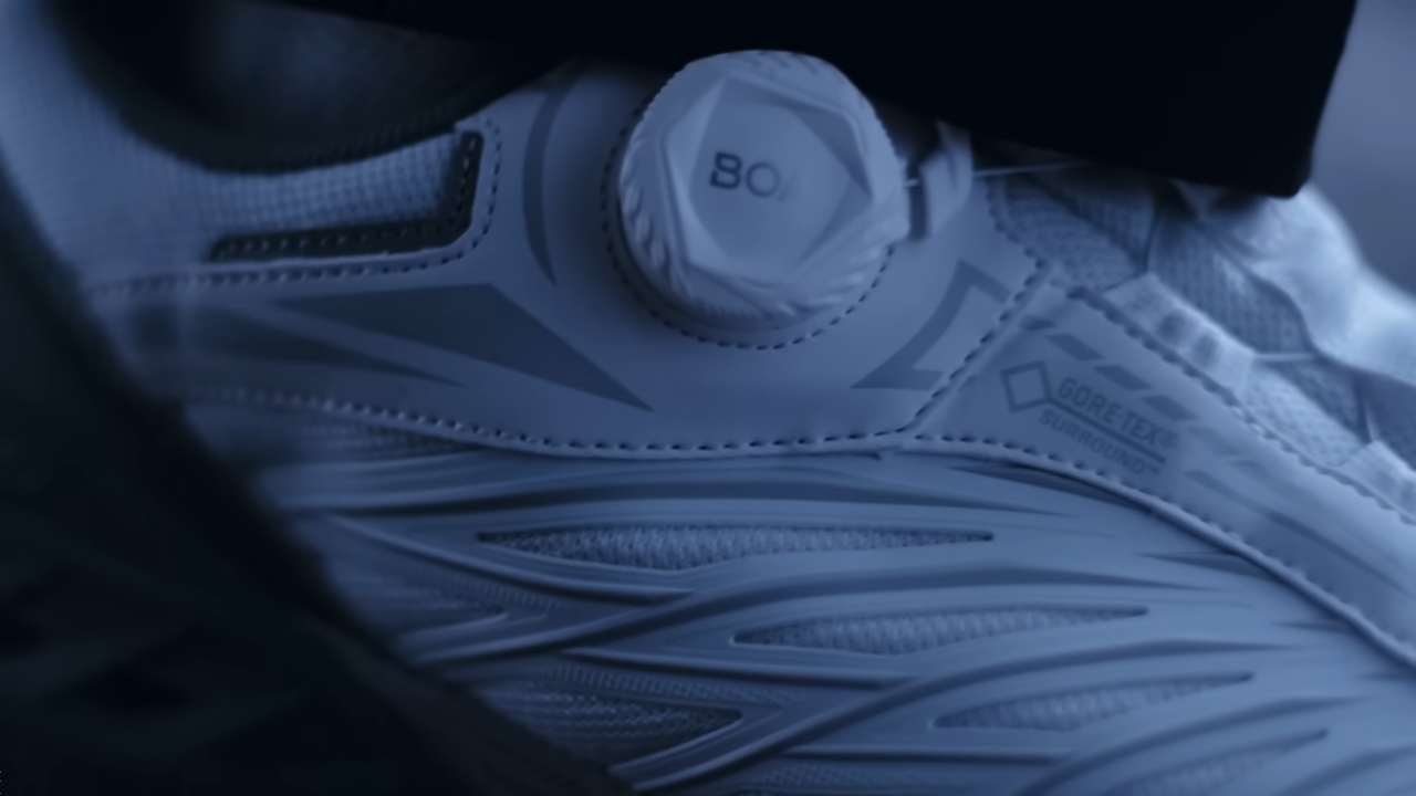 [AP신문 광고평론 No.998]  등산화의 클로즈업 장면이 많이 등장한다. 사진 BLACKYAK 유튜브 캡처 ⓒAP신문(AP뉴스)