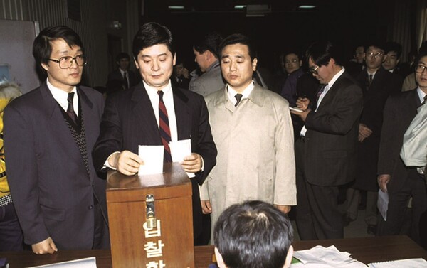 ©AP신문(AP뉴스)/ 이미지 제공 = SK텔레콤 ▲1994년 공개입찰을 통해 한국이동통신 인수에 참여하는 모습