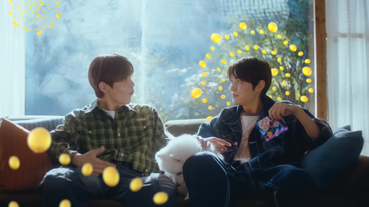 '[AP신문 광고평론 No.1007] 박맛젤'을 건네는 라이즈 멤버. 사진 동아제약 OFFICIAL 유튜브 캡처 ⓒAP신문(AP뉴스)