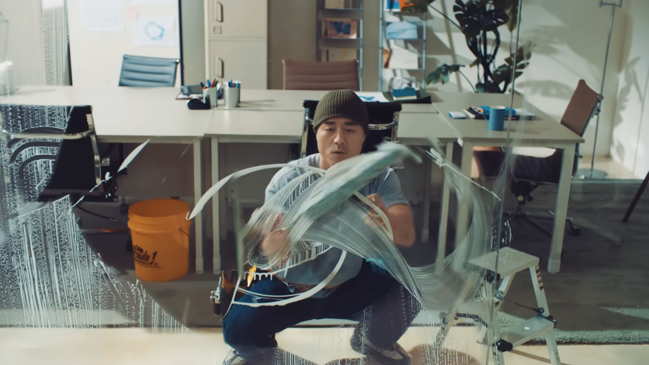 [AP신문 광고평론 No.1012]  화려하게 유리창 청소를 하는 모습. 사진 종근당 유튜브 벤포TV 캡처 ⓒAP신문(AP뉴스)