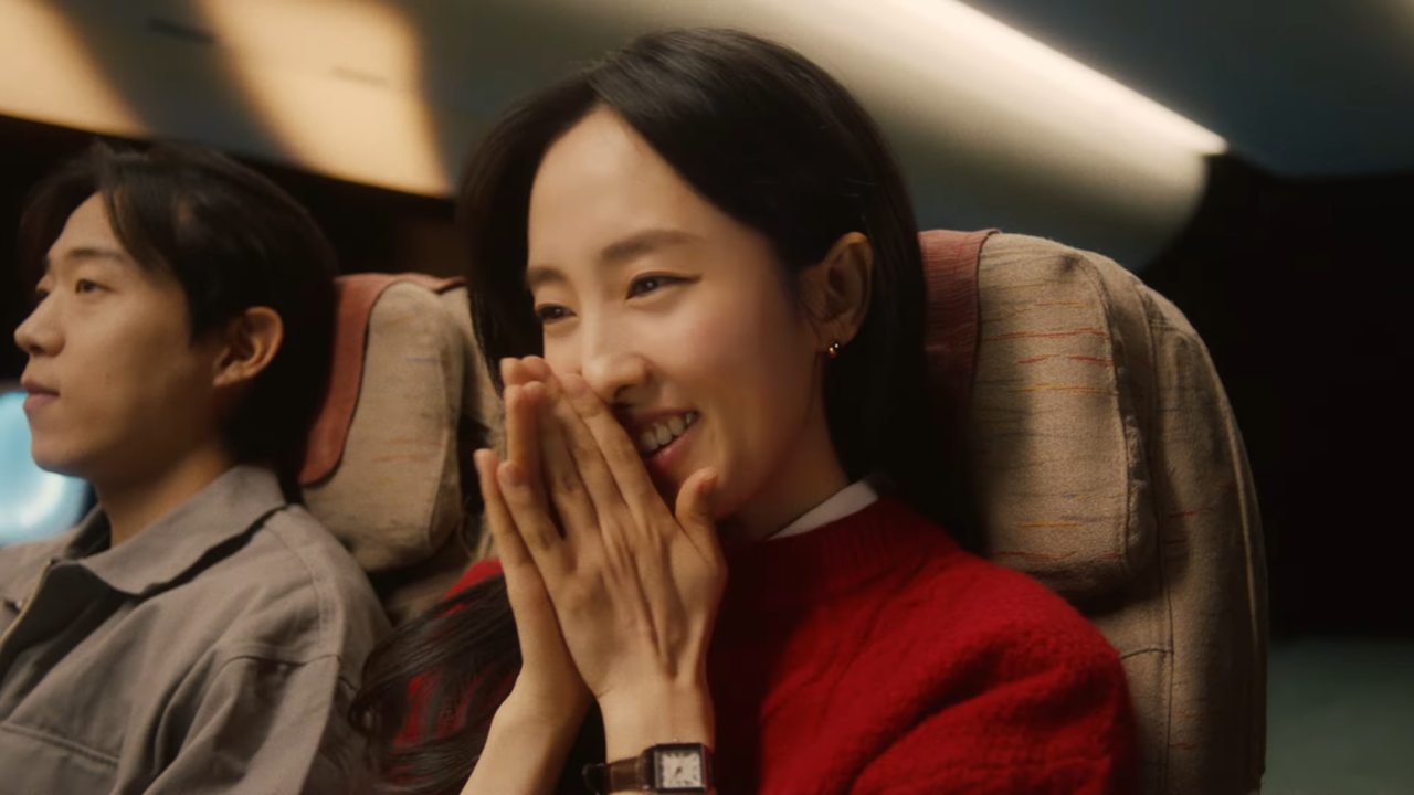 [AP신문 광고평론 No.1017] 비행기에서 합격 소식을 받고 기뻐하는 모습. 사진 아시아나항공 유튜브 캡처 ⓒAP신문(AP뉴스)