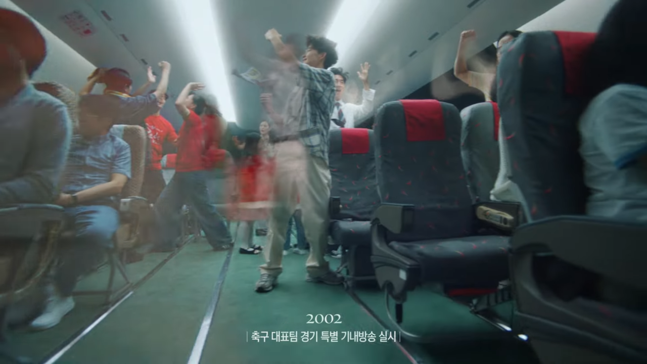 [AP신문 광고평론 No.1017] 축구 대표팀 경기 방송을 듣는 승객들. 사진 아시아나항공 유튜브 캡처 ⓒAP신문(AP뉴스)