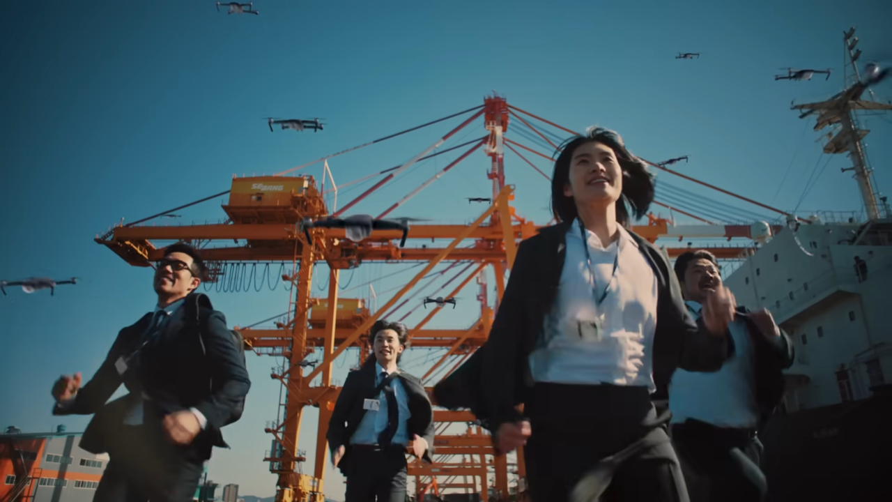 [AP신문 광고평론 No.1035]  ​​​​​​​한 방향으로 달려가는 회사원들. 사진 세방TV 유튜브 캡처ⓒAP신문(AP뉴스)