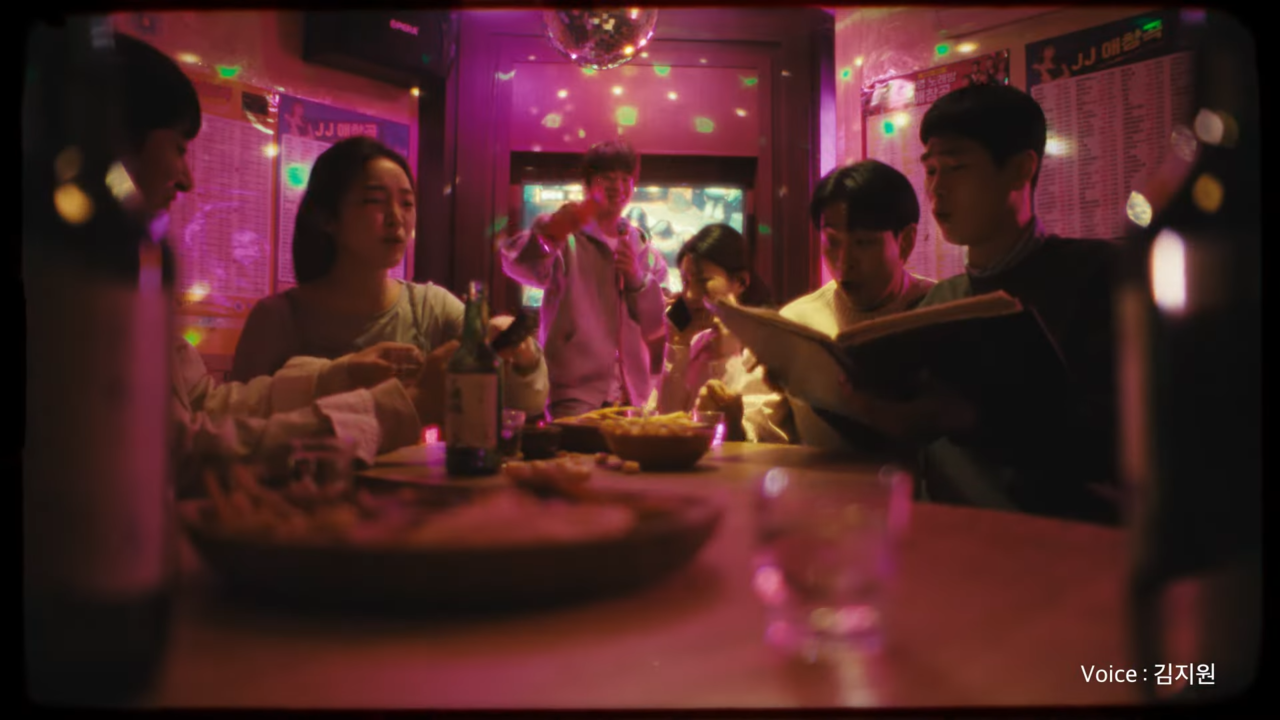 [AP신문 광고평론 No.1037] ​​​​​​​과거 술자리를 회상하듯이 보여준다. 사진 롯데칠성 주류 유튜브 캡처 ⓒAP신문(AP뉴스)