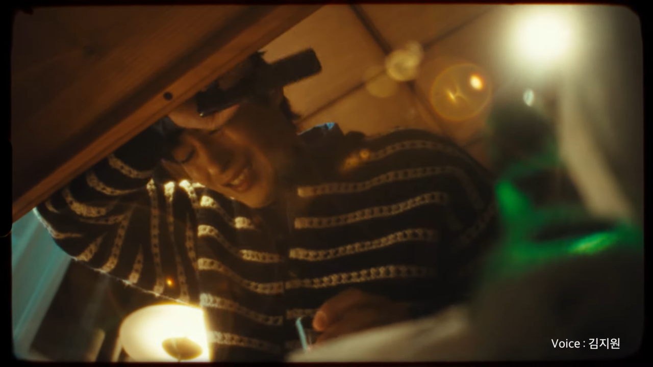 [AP신문 광고평론 No.1037] ​​​​​​​해당 브랜드의 또다른 모델 배우 김지원이 내레이션을 맡았다. 사진 롯데칠성 주류 유튜브 캡처 ⓒAP신문(AP뉴스)