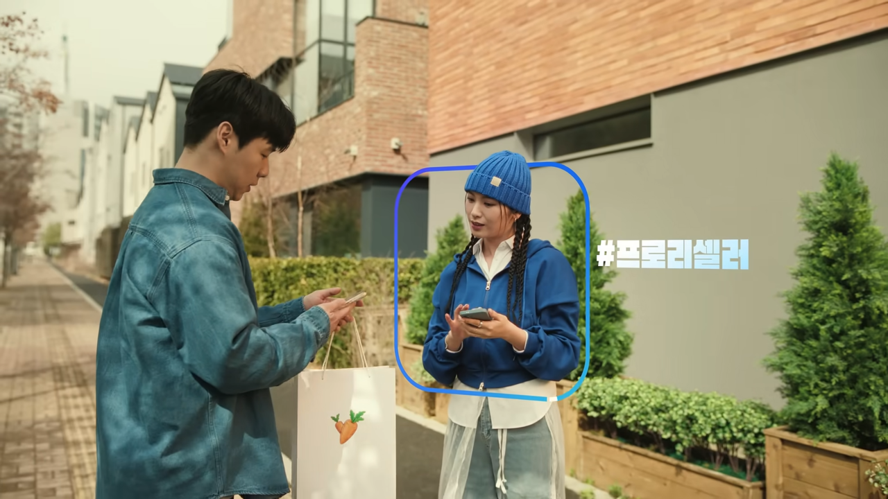 [AP신문 광고평론 No.1044] Wa뱅크 앱으로 거래하는 모습. 사진 광주은행TV 유튜브 캡처 ⓒAP신문(AP뉴스)