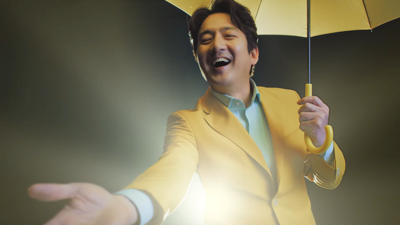 [AP신문 광고평론 No.1045]  노란우산공제 모델 정준호가 손을 내밀고 있다. 사진 노란우산TV 유튜브 캡처ⓒAP신문(AP뉴스)