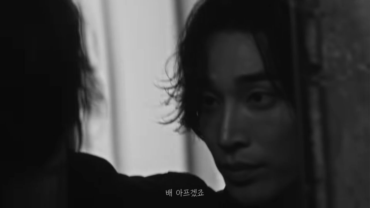 [AP신문 광고평론 No.1049]  ​​​​​​​흑백 영화 같은 연출. 사진 상상인증권 유튜브 캡처 ⓒAP신문(AP뉴스)