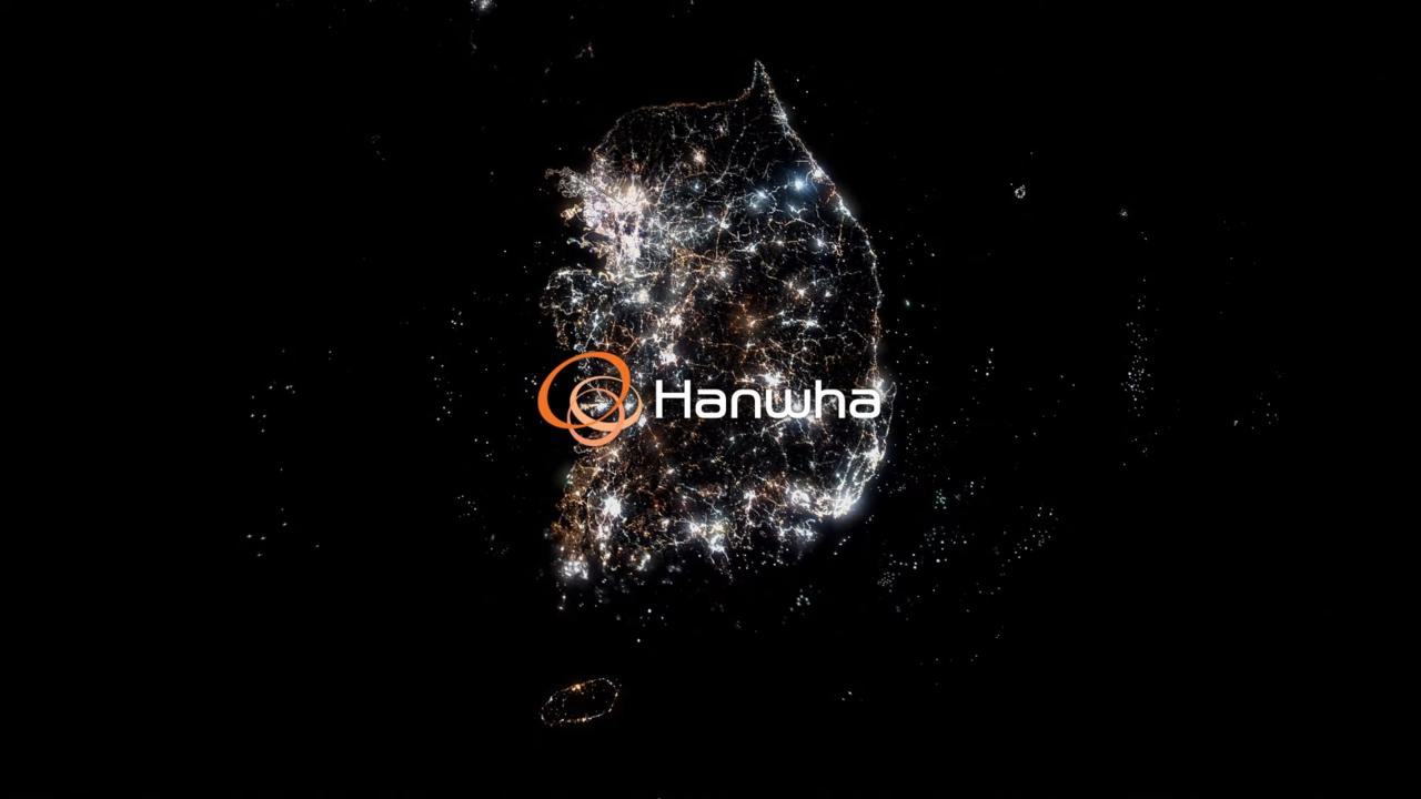 [AP신문 광고평론 No.1050]  국제 우주 정거장에서 촬영한 대한민국의 모습과 한화 심볼. 사진 한화TV 유튜브 캡처ⓒAP신문(AP뉴스)