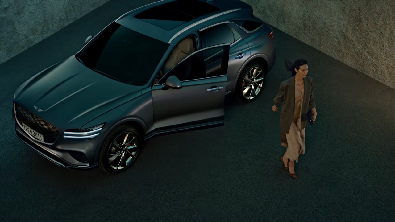 [AP신문 광고평론 No.1052]  ​​​​​​​여성이 차에서 내리는 모습. 사진 제네시스 코리아 유튜브 캡처 ⓒAP신문(AP뉴스)