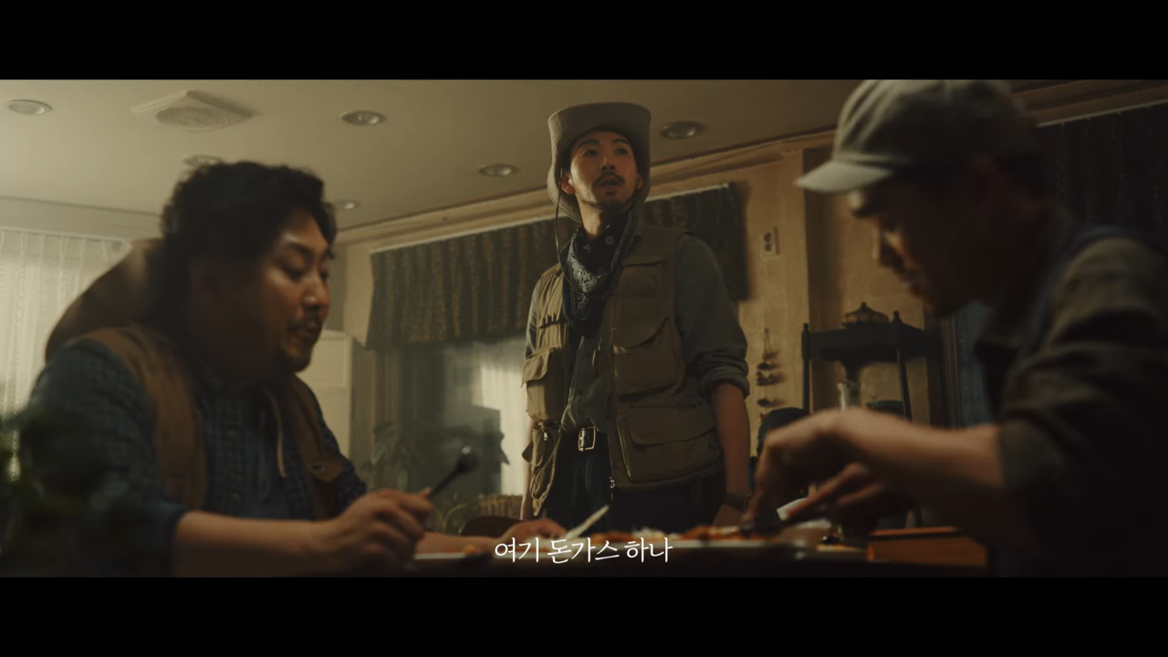 [AP신문 광고평론 No.1056]  ​​​​​​​식당에서 음식을 주문하는 기사. 사진 CJ대한통운 유튜브 캡처 ⓒAP신문(AP뉴스)