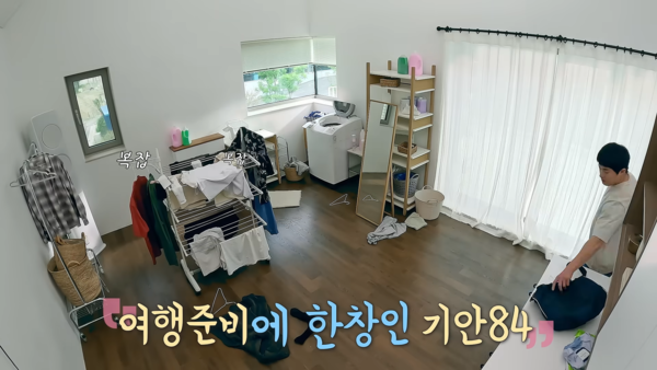 [AP신문 광고평론 No.1058] ​​​​​​​관찰카메라 시점으로 시작하는 광고 도입부. 사진 롯데리아 버거가게 유튜브 캡처ⓒAP신문(AP뉴스)