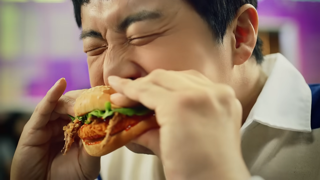 [AP신문 광고평론 No.1058] ​​​​​​​오징어 얼라이브 버거를 먹는 기안84. 사진 롯데리아 버거가게 유튜브 캡처ⓒAP신문(AP뉴스)