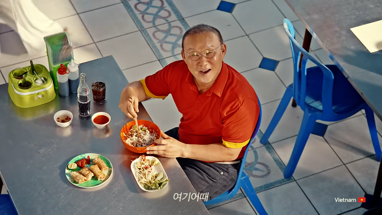 [AP신문 광고평론 No.1064]  ​​​​​​​박항서 전 베트남 축구 국가대표팀 감독. 사진 여기어때 유튜브 캡처 ⓒAP신문(AP뉴스)