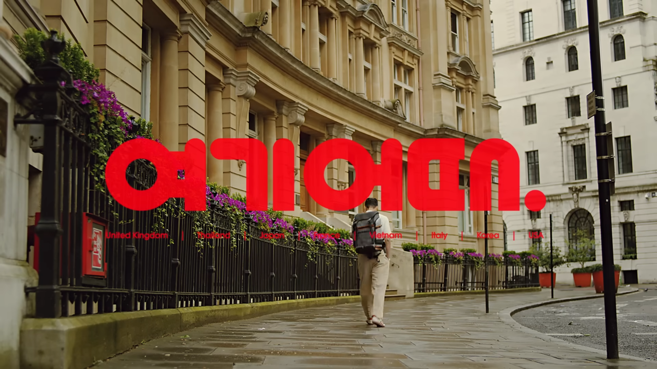 [AP신문 광고평론 No.1064]  ​​​​​​​배낭을 메고 떠나는 손흥민. 사진 여기어때 유튜브 캡처 ⓒAP신문(AP뉴스)