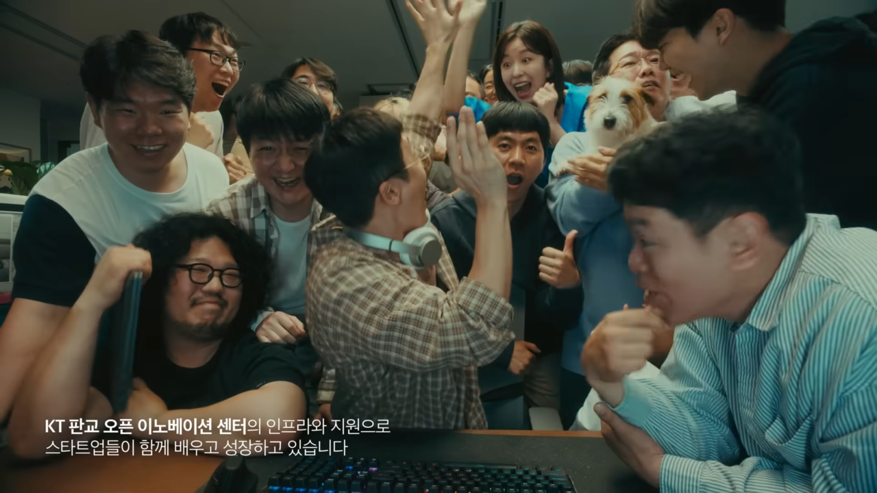 [AP신문 광고평론 No.1063]  ​​​​​​​이노베이션 센터에서 집단지성이 이뤄지는 모습. 사진 KT 유튜브 캡처ⓒAP신문(AP뉴스)