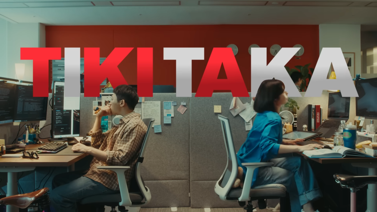 '[AP신문 광고평론 No.1063]  ​​​​​​​KT AI'가 'TIKITAKA(티키타카)'로 변형된다. 사진 KT 유튜브 캡처ⓒAP신문(AP뉴스)