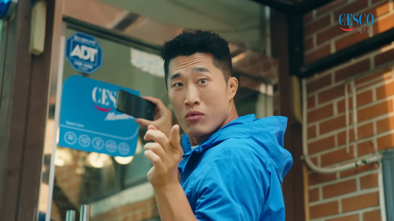 [AP신문 광고평론 No.1071] ​​​​​​​세스코 마크를 찍는 김동현. 사진 세스코 유튜브 캡처 ⓒAP신문(AP뉴스)