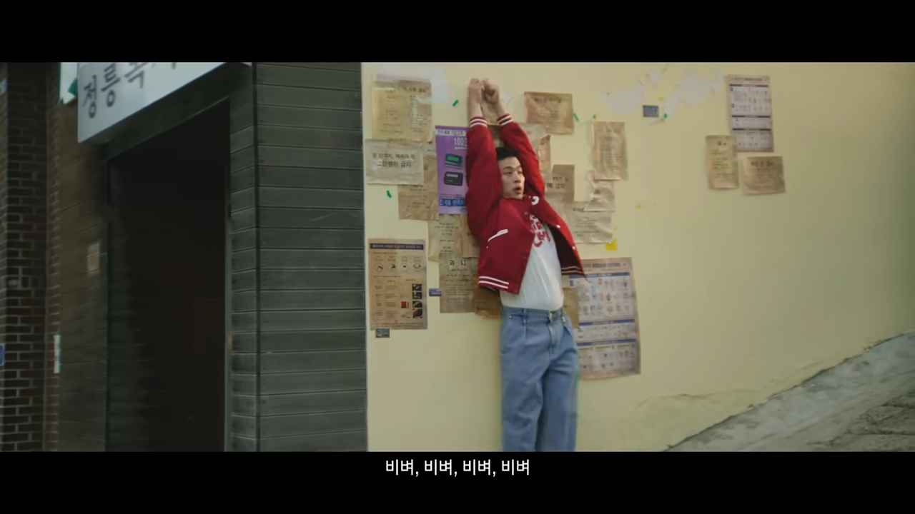 [AP신문 광고평론 No.1075]  ​​​​​​​기스가 나는 과정을 설명하는 박정민. 사진 현대자동차 유튜브 캡처ⓒAP신문(AP뉴스)