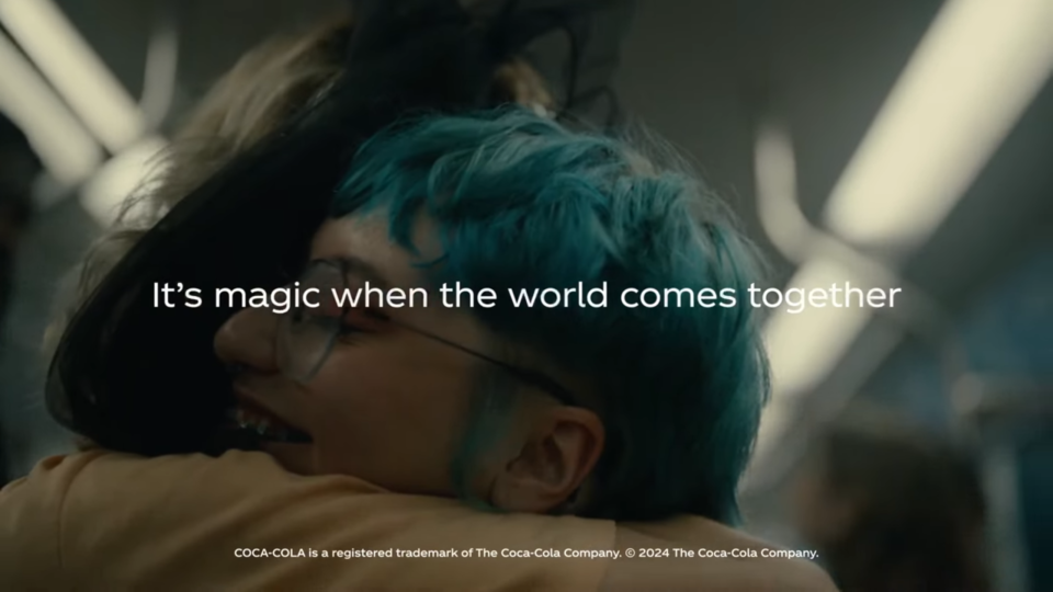 [AP News Corée Critique de Publicité No. 1076] Deux personnes s'embrassent dans le métro, avec le slogan « C'est magique quand le monde s'unit ». Photo by Coca-Cola YouTube CaptureⓒAP News Corée(AP뉴스)