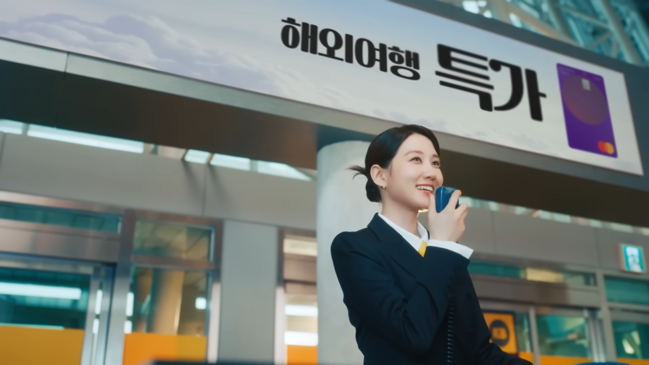 [AP신문 광고평론 No.1087] ​​​​​​​공항 내에서 방송하는 박은빈. 사진 KB국민카드 유튜브 캡처ⓒAP신문(AP뉴스)