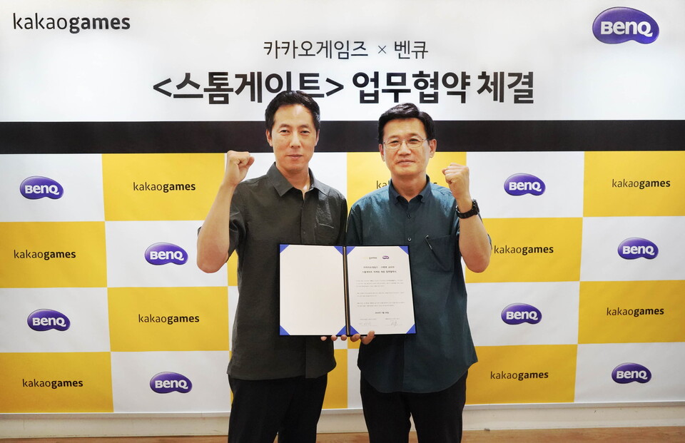 ©AP신문(AP뉴스)/ 이미지 제공 = 카카오게임즈 ▲카카오게임즈 박택곤 마케팅 본부장(왼쪽)과 벤큐 코리아 소윤석 지사장이 업무협약식에 참석해 기념촬영을 하고 있다.