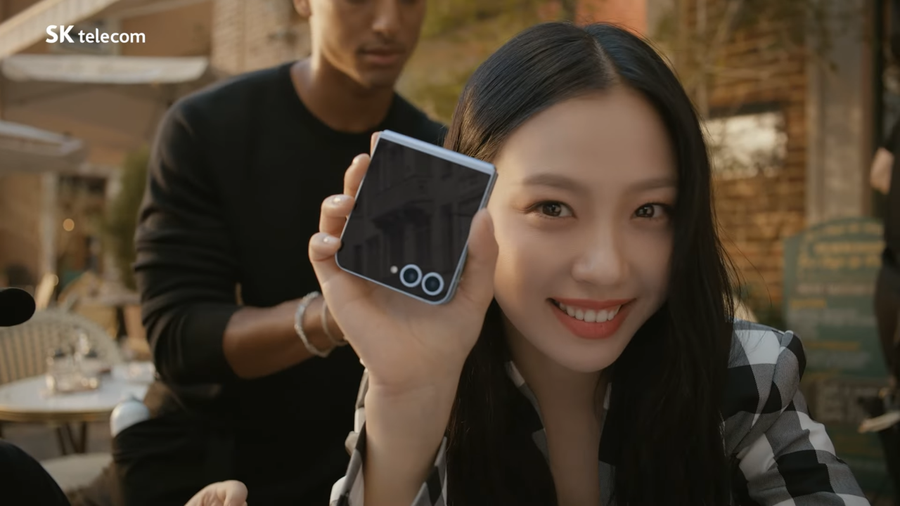 [AP신문 광고평론 No.1088] SK텔레콤 모델 배우 고민시가 갤럭시. 사진 SK텔레콤 유튜브 캡처ⓒAP신문(AP뉴스)