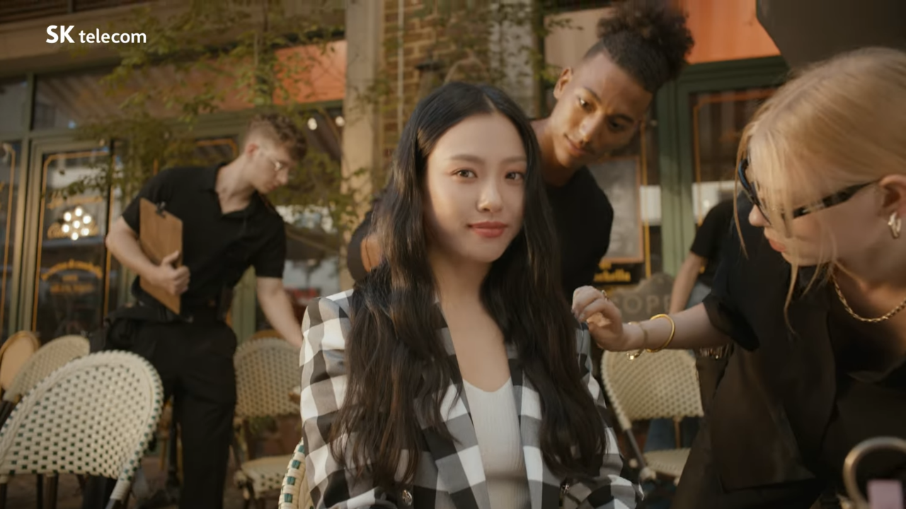 [AP신문 광고평론 No.1088] ​​​​​​​해외 촬영 중 헤어 손질을 받고 있는 고민시. 사진 SK텔레콤 유튜브 캡처ⓒAP신문(AP뉴스)