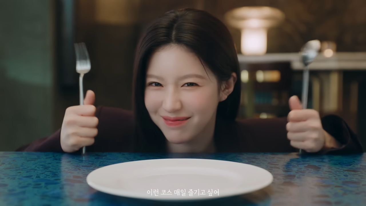 [AP신문 광고평론 No.1090] ​​​​​​​'오브코스'와 '코스요리'의 언어유희를 활용했다. 사진 NH농협은행 유튜브 캡처 ⓒAP신문(AP뉴스)