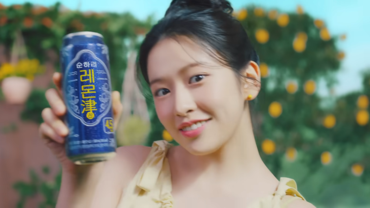 [AP신문 광고평론 No.1091]  레몬진 모델 안유진. 사진 롯데칠성 주류 유튜브 캡처 ⓒAP신문(AP뉴스)