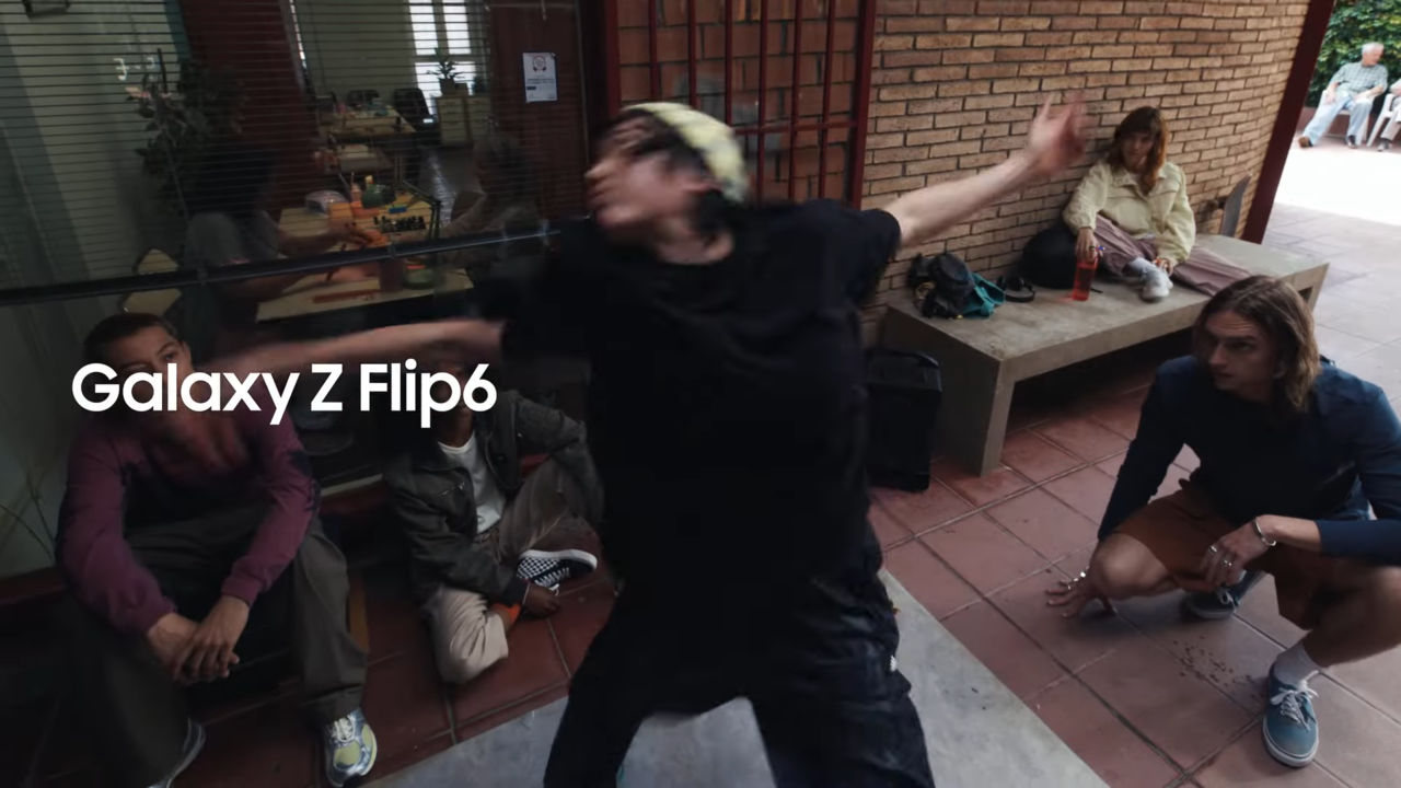 [AP신문 광고평론 No.1095]  삼성전자의 Galaxy Z Flip6. 사진 삼성스토어 유튜브 캡처 ⓒAP신문(AP뉴스)