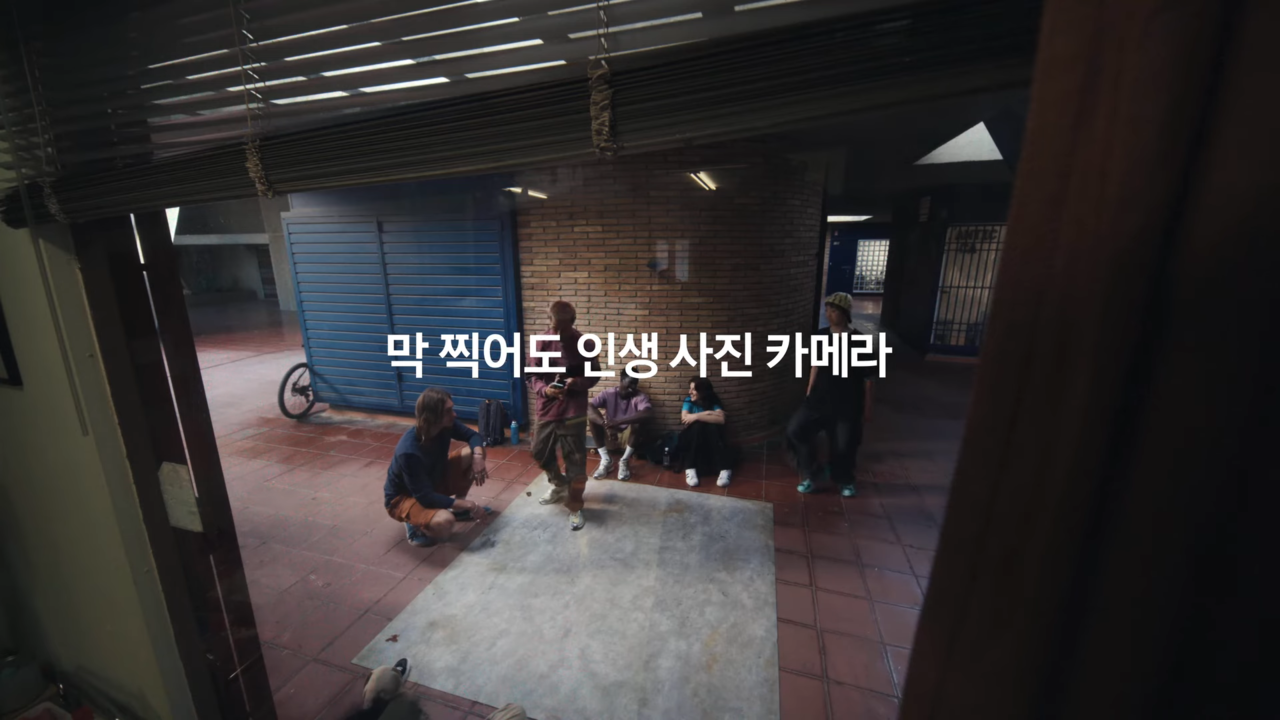 [AP신문 광고평론 No.1095]  ​​​​​​​댄서들의 모습을 통해 기능을 어필했다. 사진 삼성전자 유튜브 캡처 ⓒAP신문(AP뉴스)