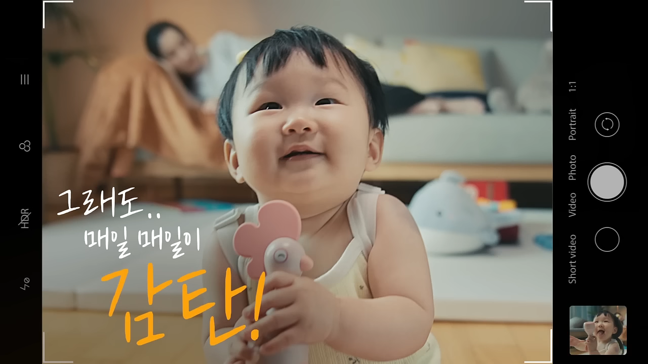 [AP신문 광고평론 No.1097]  아이의 모습을 사진으로 담는 장면. 사진 보건복지부 유튜브 캡처 ⓒAP신문(AP뉴스)