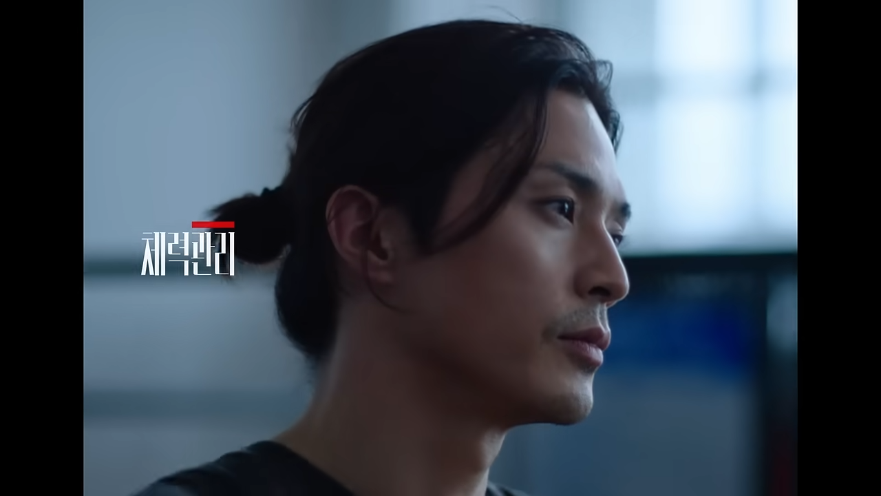 [AP신문 광고평론 No.1105]  배우 김지훈이 운동을 하는 모습. 사진 정관장TV 유튜브 캡처 ⓒAP신문(AP뉴스)