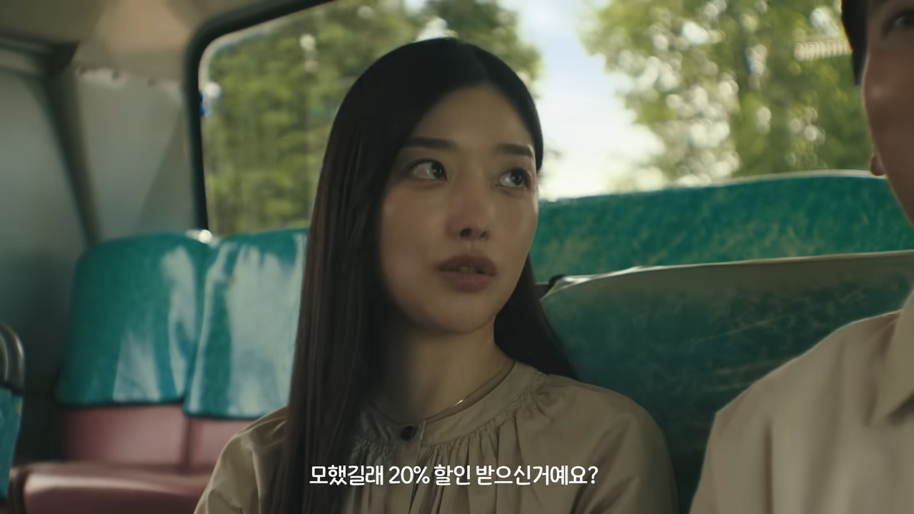 [AP신문 광고평론 No.1104]  여성이 박명훈에게 질문한다. 사진 kt M모바일 유튜브 캡처 ⓒAP신문(AP뉴스)