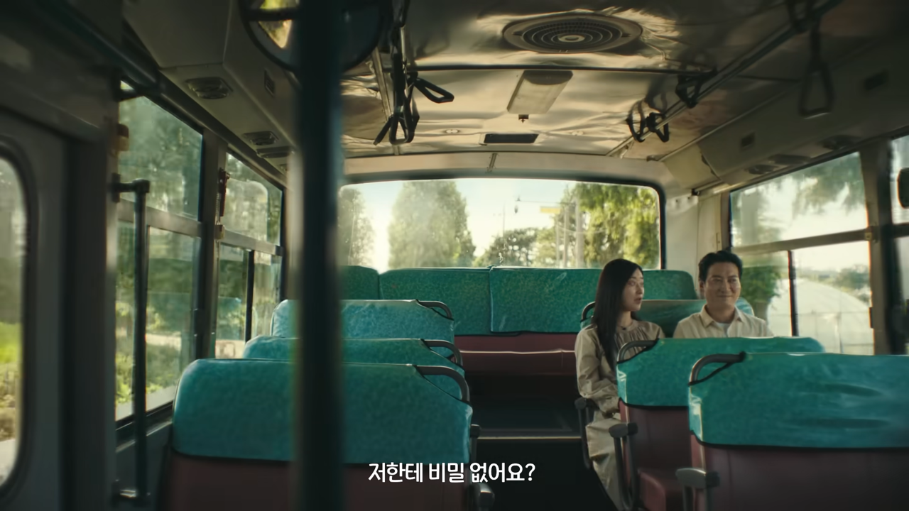 [AP신문 광고평론 No.1104]  버스 내 이야기를 나누는 두 남녀. 사진 kt M모바일 유튜브 캡처 ⓒAP신문(AP뉴스)