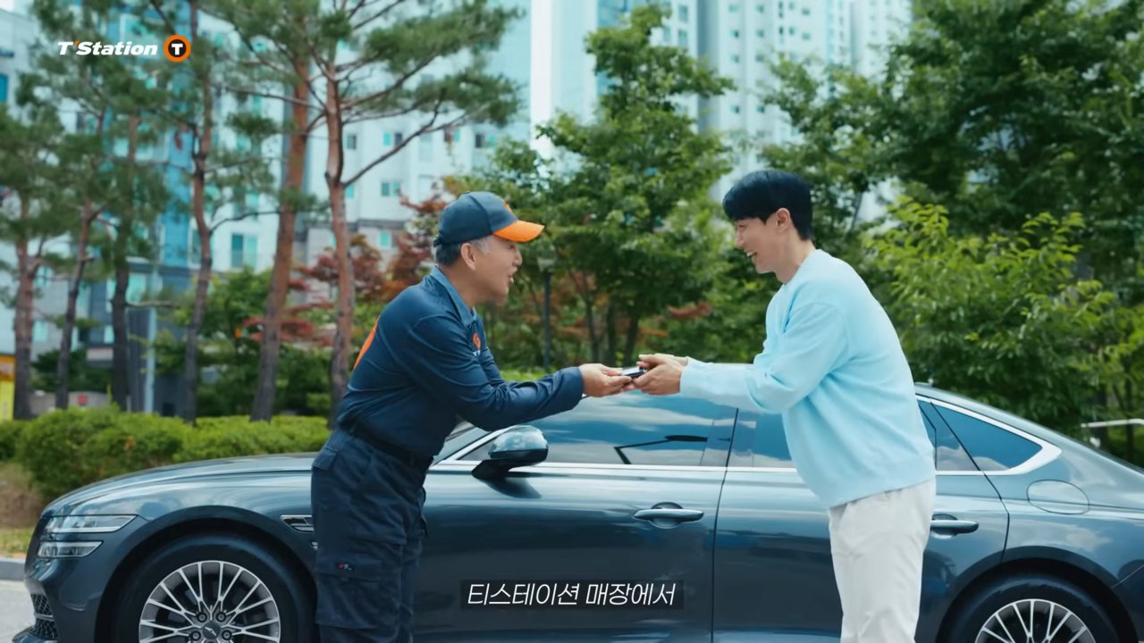 [AP신문 광고평론 No.1109] ​​​​​​​타이어를 교체해준 뒤 차 열쇠를 건네고 있다. 사진 티스테이션TV 유튜브 캡처ⓒAP신문(AP뉴스)