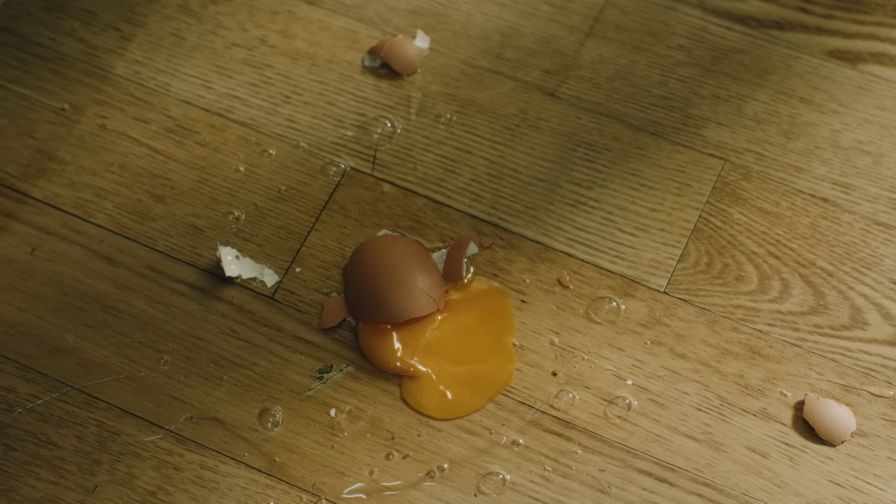 [AP신문 광고평론 No.1111]  ​​​​​​​바닥에 떨어져 깨진 계란. 사진 KCC건설 스위첸 유튜브 캡처ⓒAP신문(AP뉴스)