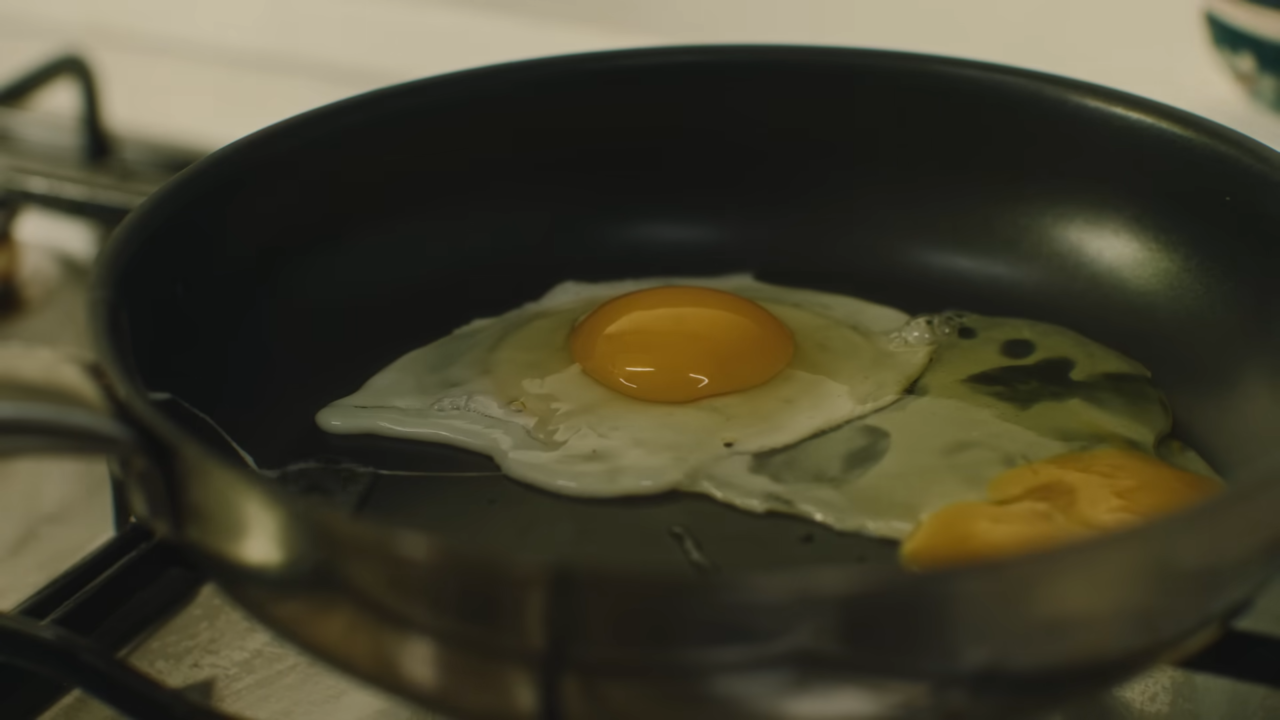 [AP신문 광고평론 No.1111]  ​​​​​​​노른자가 터진 계란프라이. 사진 KCC건설 스위첸 유튜브 캡처ⓒAP신문(AP뉴스)