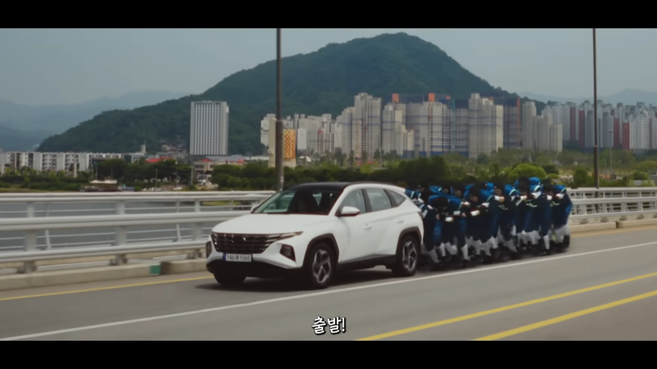 [AP신문 광고평론 No.1112]  ​​​​​​​차를 뒤에서 밀고 있는 오일전사들. 사진 HD현대오일뱅크 유튜브 캡처ⓒAP신문(AP뉴스)