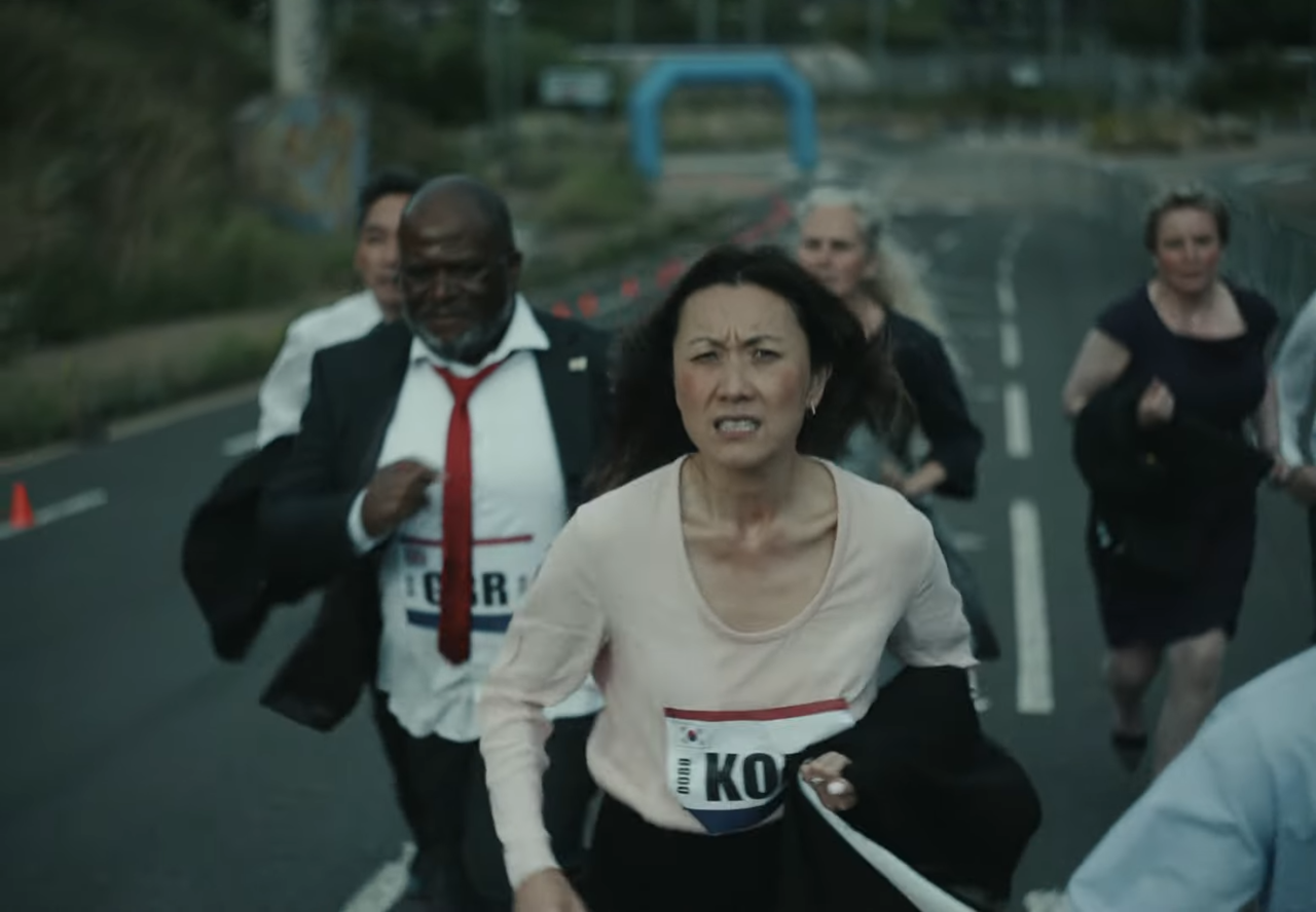 [AP신문 광고평론 No.1119]  결승선에 다다르고 있는 각국을 대표하는 인물들. 맨 앞의 여성은 한국을 대표한다. 사진 그린피스 유튜브 캡처ⓒAP신문(AP뉴스)